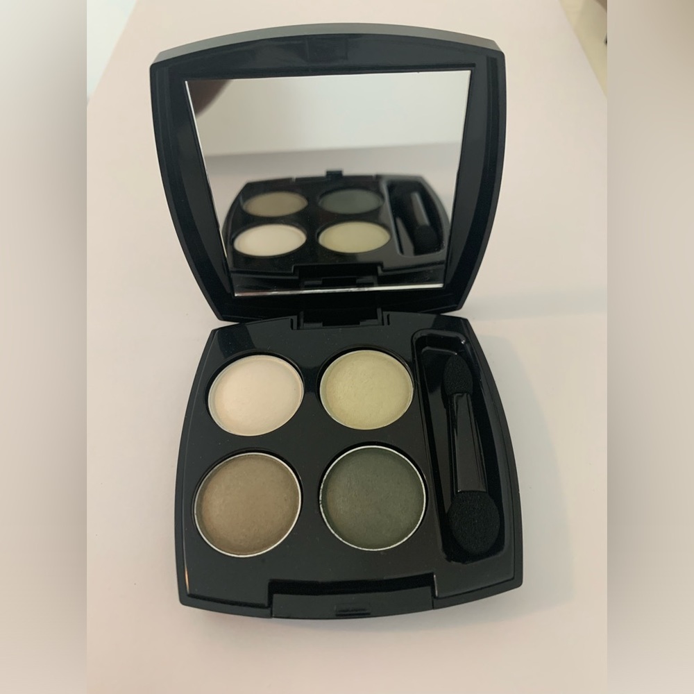 NEW Avon True Color Eyeshadow Quad
5.6g- Fresh Cut Greens- Q501